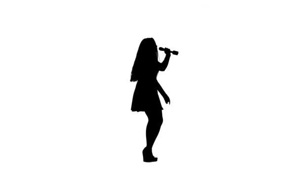 Sängerin im Kleid singt die Lieder ins Mikrofon. weißer Hintergrund. Silhouette. Seitenansicht — Stockvideo