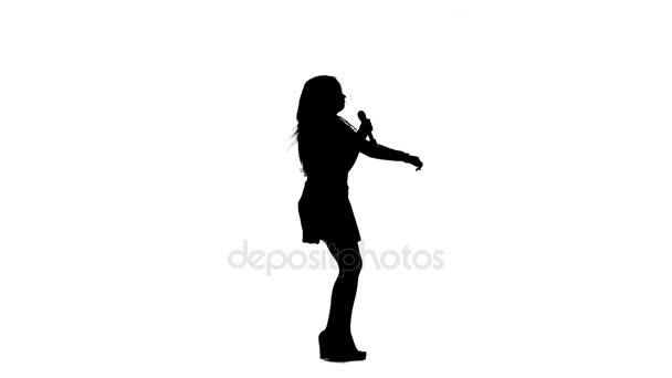 女の子は、歌のコンサートで歌っています。白い背景。シルエット。横から見た図 — ストック動画