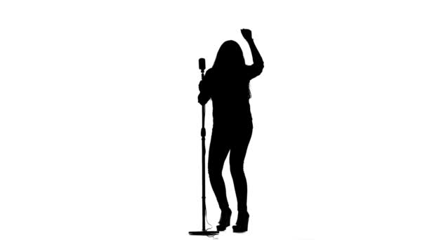 Τραγουδίστρια εκτελεί τραγούδι του συντάκτη. Λευκό φόντο. Σιλουέτα. Αργή κίνηση — Αρχείο Βίντεο