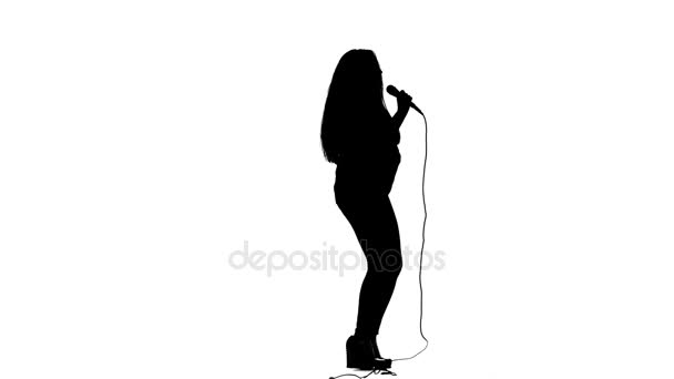 L'attrice canta canzoni incendiarie. Sfondo bianco. Silhouette. Vista laterale. Rallentatore — Video Stock