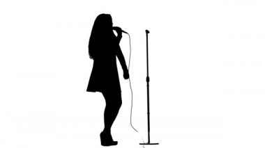 Aktris pop müzik konserinde şarkı söylüyor. Beyaz arka plan. Siluet. Yan görünümü. Ağır çekim