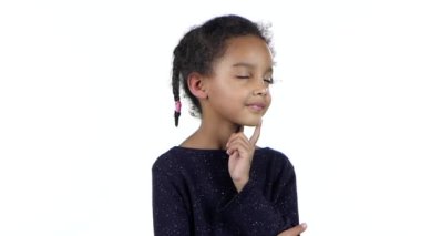 Bebeğim düşünüyor ve bir fikir onun aklına gelir. Beyaz arka plan. Ağır çekim