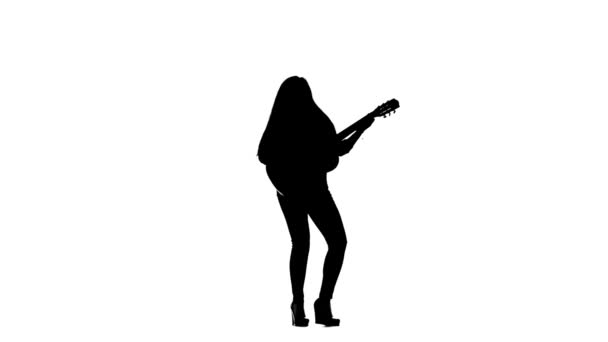 Vrouw speelt gitaar en zingt. Witte achtergrond. Silhouet. Slow motion — Stockvideo