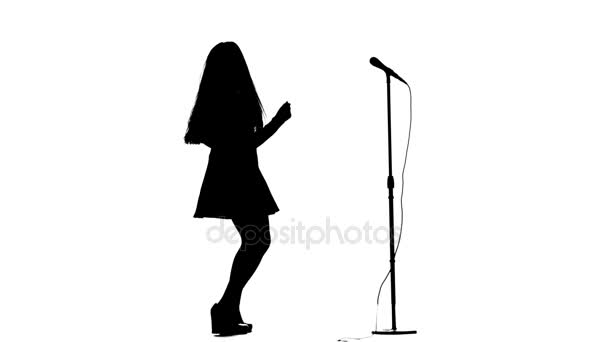 Ηθοποιός σε ένα ρετρό μικρόφωνο τραγουδά ένα τραγούδι ροκ. Λευκό φόντο. Σιλουέτα. Πλαϊνή όψη. Αργή κίνηση — Αρχείο Βίντεο