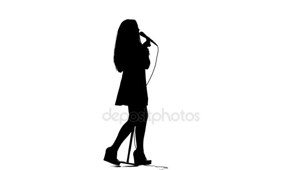 Actrice in een retro microfoon zingt een rocknummer. Witte achtergrond. Silhouet. Zijaanzicht. Slow motion — Stockvideo