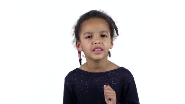 Uma menina afro-americana de mau humor. Fundo branco. Movimento lento — Vídeo de Stock