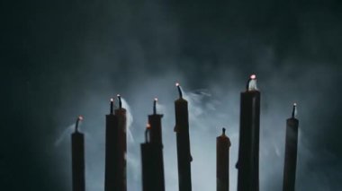 Dört mum duman ve onlar yakmak ateşkes