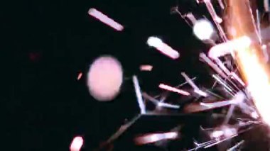 Bengal ateşi, parlak kıvılcımlar bir tatil. Siyah arka plan. Yakın çekim. Ağır çekim