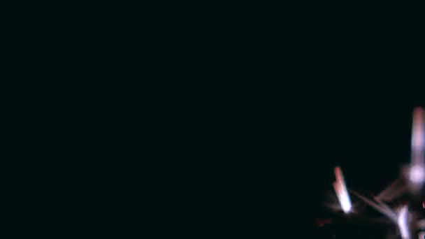 ベンガルの火、明るい火花の休日。黒の背景。クローズ アップ。スローモーション — ストック動画