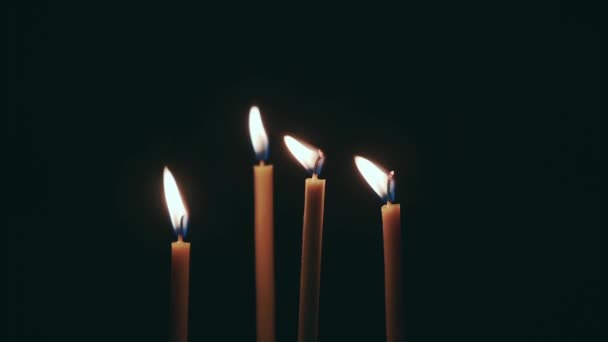 Выкури четыре свечи, и они перестанут гореть. Чёрный фон — стоковое видео