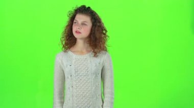 Genç bir bakışta tanıdıklar arar, sonra onları eliyle dalgalar. Yeşil ekran