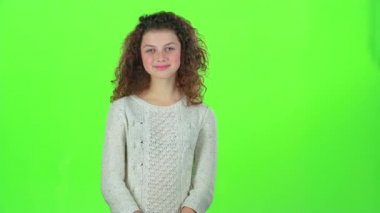 Bebek gülümsüyor ve mesafe içine elleriyle yüzünü kaplayan benziyor. Yeşil ekran