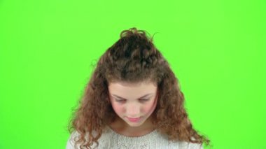 Çocuk boş bir odada üzücü. Yeşil ekran