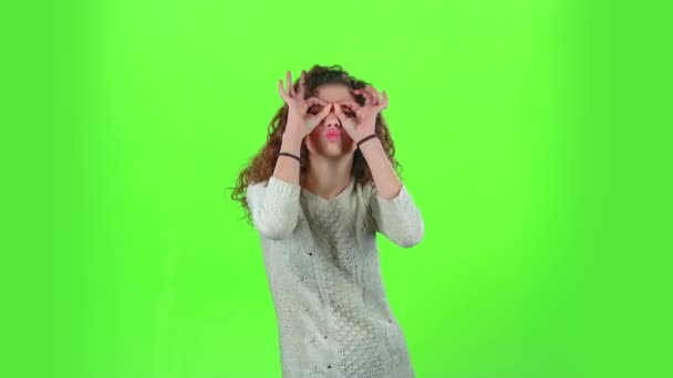 Barn flicka gör ansikten. Grön skärm — Stockvideo