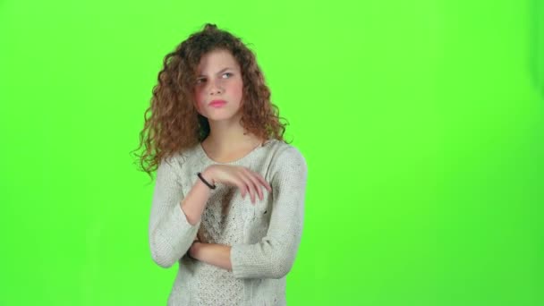 Tizenéves lány egy üres szobában szomorú. Zöld képernyő — Stock videók