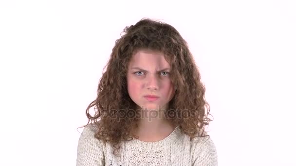La adolescente grita por su mal humor, se enoja. Fondo blanco — Vídeo de stock