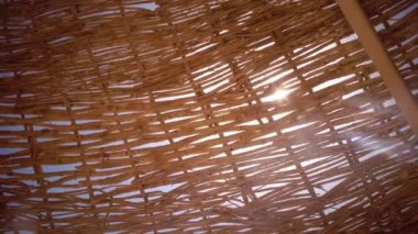 Bungalov ile parlak güneş parlar