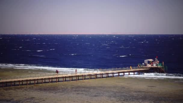 桟橋を散歩の人々 し、海の空気をお楽しみください。 — ストック動画