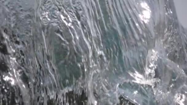 L'eau coule du haut. Mouvement lent — Video