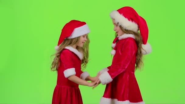 Les enfants en costume rouge jouent aux jeux du Nouvel An, sourient et s'amusent. Écran vert. Mouvement lent — Video