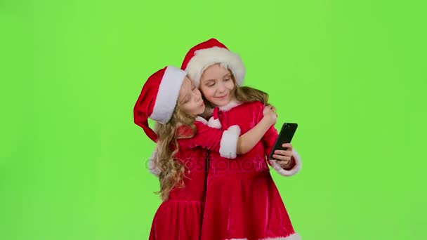 Dziewczyny w uścisku sfotografowany na smartfonie. Zielony ekran — Wideo stockowe