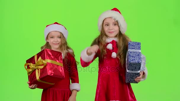 Ayudante de Santa están sosteniendo cajas con regalos y mostrando un pulgar hacia arriba. Pantalla verde — Vídeos de Stock