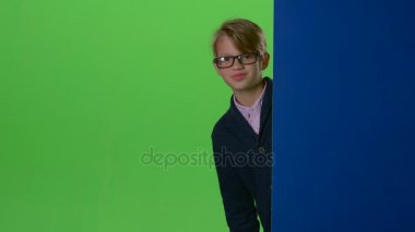 Yeşil bir ekran üzerinde duvarından dışarı mutlu bir çocuk boy bardaklarda peeps