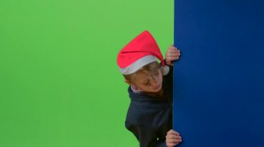 Yeşil bir ekran yan kurullarında Teen Noel şapka içinde görüntülenir