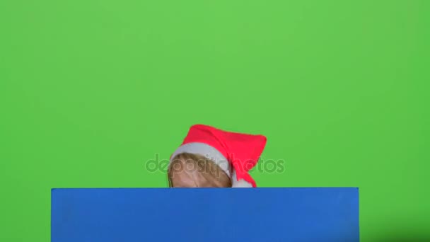Dítě chlapec objevil zezadu modrý plakát se na něj třese hlavou. Zelená obrazovka — Stock video