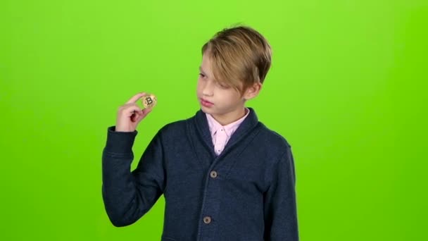 Tonåring med ett chip i handen av viftade hans huvud negativt och handen på en grön skärm. Slow motion — Stockvideo