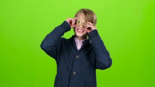Tonåring med två marker på en grön skärm. Slow motion — Stockvideo