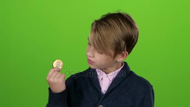 Teen looking at one chip then the chips becomes a two on a green screen. Slow motion — Stock Video