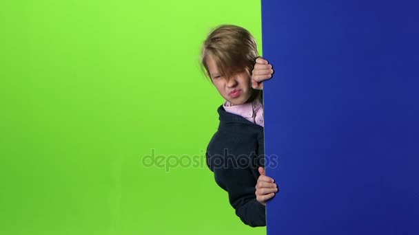 Αγόρι παιδί εμφανίζεται από την πλευρά του Συμβουλίου και δείχνει απέχθεια και, στη συνέχεια, όπως σε μια πράσινη οθόνη. Αργή κίνηση — Αρχείο Βίντεο