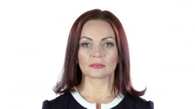 Kadın gülümsüyor ve mesafe görünüyor. Beyaz arka plan