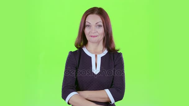 Γυναίκα διαφημίζει τα προϊόντα και δείχνει ένα αντίχειρες. Πράσινη οθόνη — Αρχείο Βίντεο