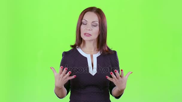 La mujer está enojada con su novio, ella grita y gestos diciéndole que se vaya. Pantalla verde — Vídeo de stock