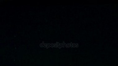 Turuncu dörtte suya düşüyor. Siyah arka plan. Ağır çekim