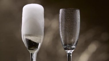 Dökme buharlı yeşil şişe iki bardak şampanya. Bokeh arka plan. Yakın çekim