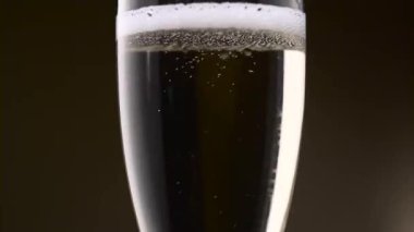 Şampanya kabarcıklar yoğun bir cam çember vardır. Yakın çekim