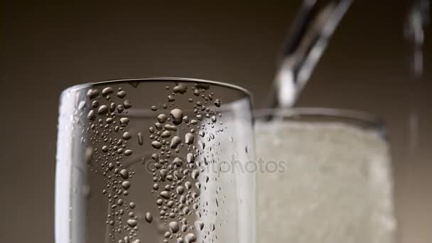 Dos vasos humeantes de champán llenos hasta el borde. De cerca. — Vídeos de Stock