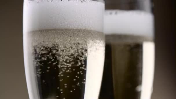 Két serleget hűtött pezsgő. Közelről — Stock videók