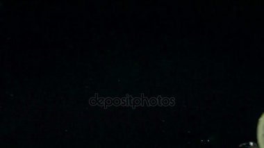 Dilim limon su üzerinde rulo. Siyah arka plan. Ağır çekim