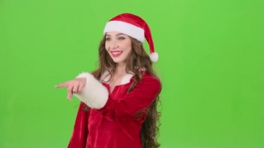 Noel babalar Yardımcısı havadar bir kutlama yeni yıl üzerinde çizer. Yeşil ekran