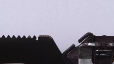 Word iş retro daktiloda basılmış. Yakın çekim