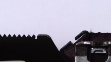 Retro makine Word uygulaması bir kağıda basılmış. Yakın çekim