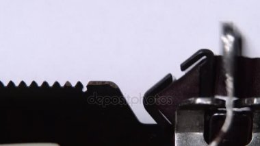 Yazar bir daktilo üzerinde kelime sonuçları yazar. Yakın çekim