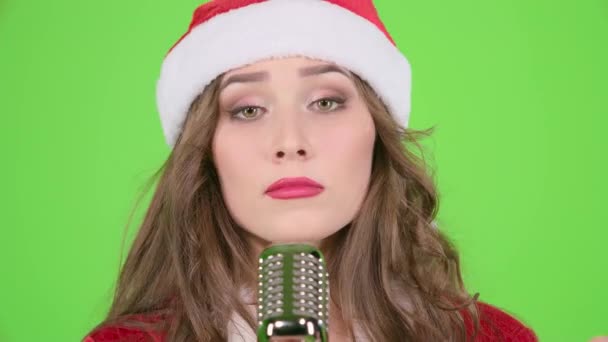 Snow maiden chante dans un microphone rétro et danse avec une musique énergique. Écran vert. Gros plan — Video