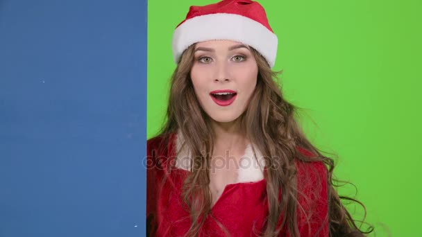 Santa kadın bir parmak bir mavi pano reklam Pano üzerinde gösterilen peeps. Yeşil ekran. Yakın çekim — Stok video