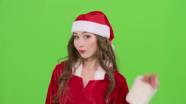 Santas Assistentin flirtet und winkt ihrem Freund zu. Green Screen — Stockvideo