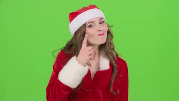 Santa Claus menina em terno vermelho aponta o dedo um pouco mais calmamente. Tela verde. Fechar — Vídeo de Stock